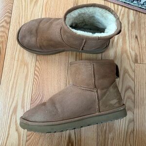 Women ugg mini size 8 good condition